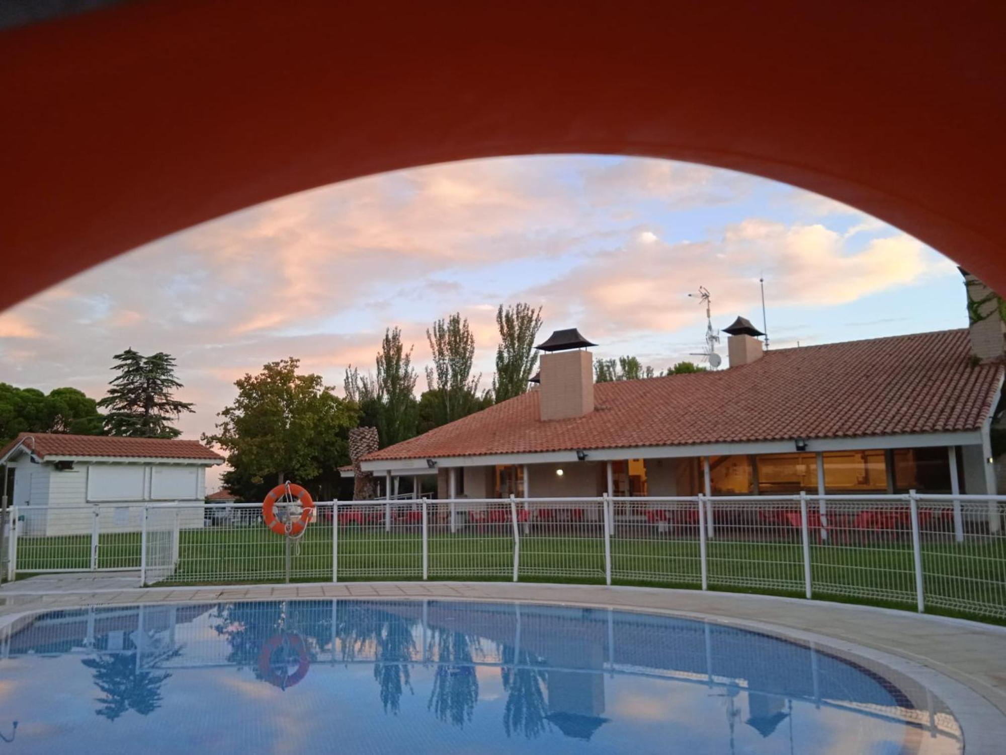 Albergue Zaragoza Camping Exteriör bild