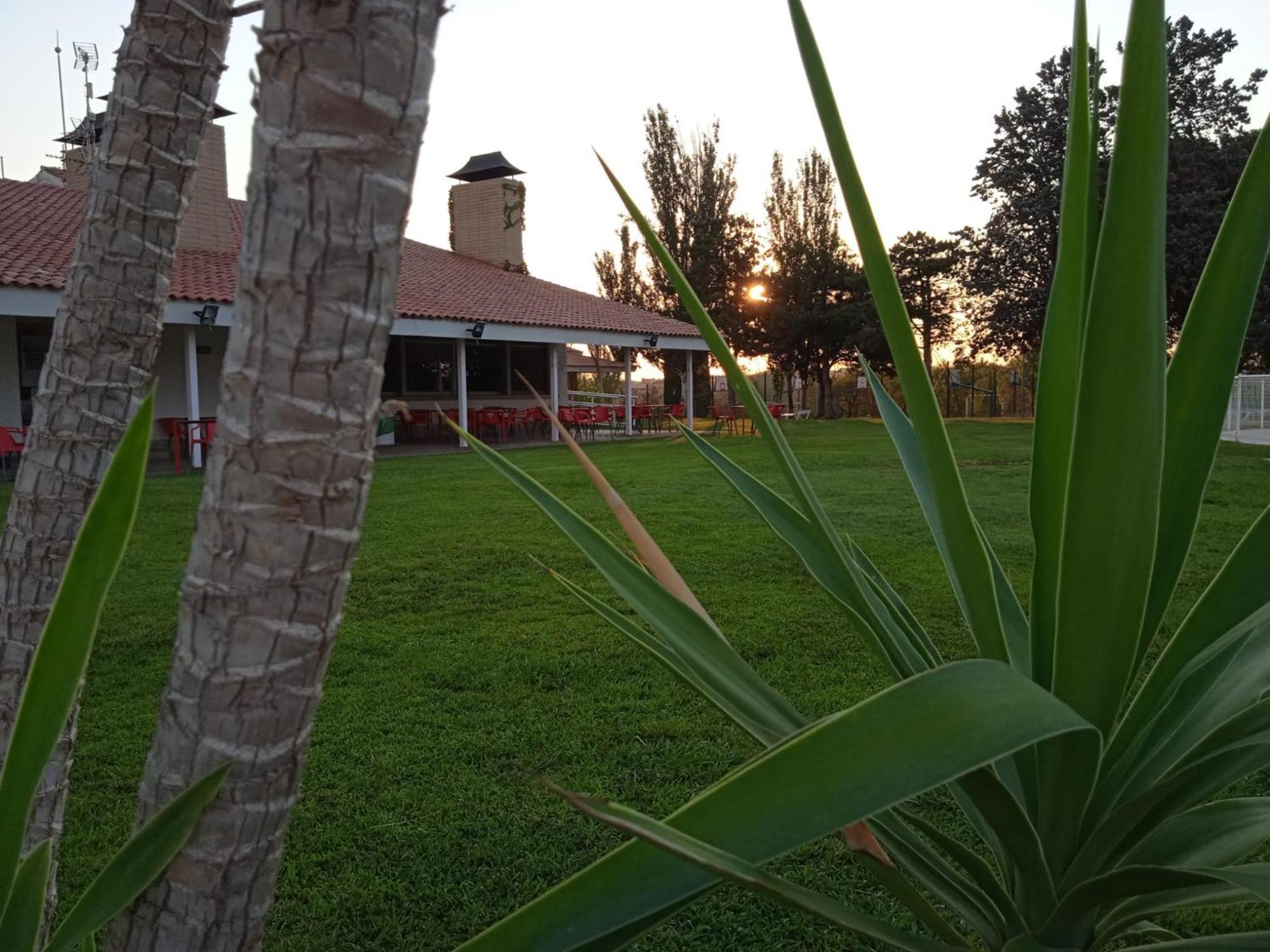 Albergue Zaragoza Camping Exteriör bild